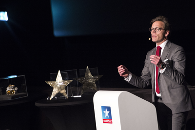 910491 Afbeelding van Albert Arp, CEO van Kinepolis, tijdens het openingsfeest van bioscoop Kinepolis ...